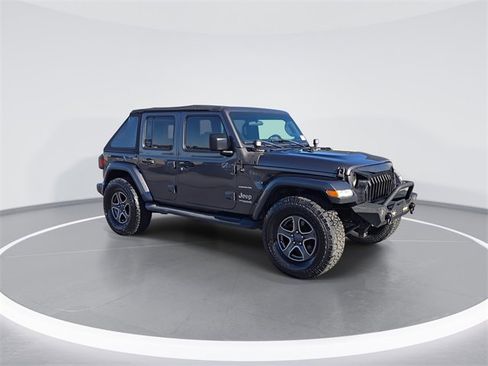 Used 2018 Jeep Wrangler Unlimited Sahara image 2