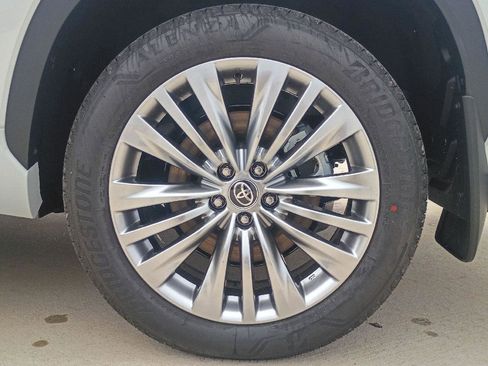 New 2026 Toyota Highlander Platinum image 27