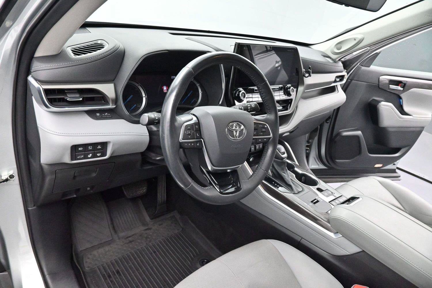 Used 2021 Toyota Highlander Limited FWD image 16