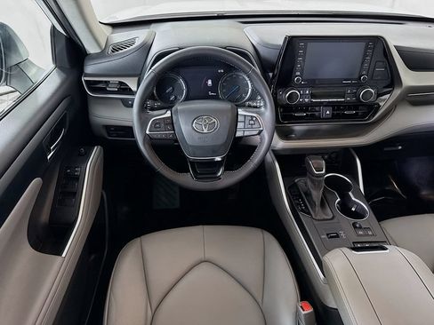 Used 2021 Toyota Highlander XLE AWD/4WD image 4