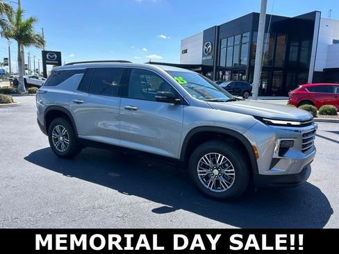 Used 2025 Chevrolet Traverse LT FWD image 1