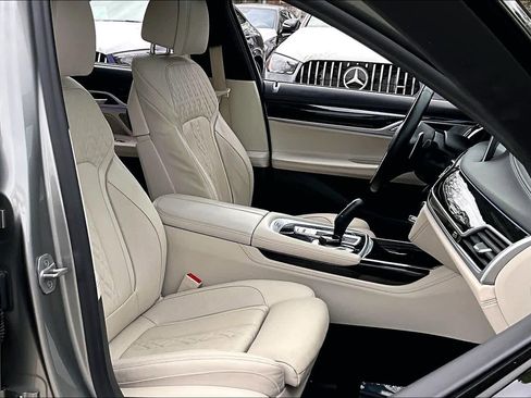 Used 2022 BMW 740i w/ M Sport Package image 8
