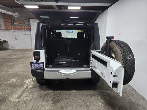 Used 2017 Jeep Wrangler Sahara w/ Connectivity Group AWD/4WD image 29