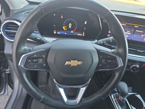 Used 2024 Chevrolet Trax LT w/ LT Convenience Package image 18