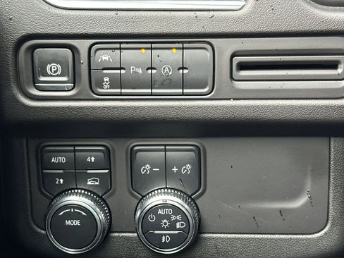 Used 2024 GMC Yukon XL SLT image 40