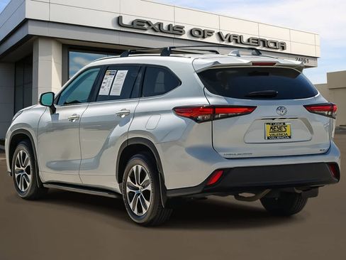 Used 2023 Toyota Highlander XLE FWD image 2