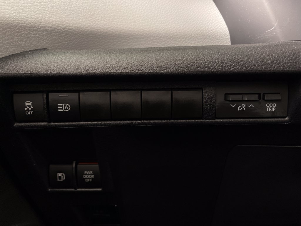 Certified 2026 Toyota Sienna LE FWD image 28