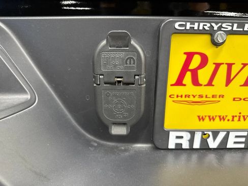 Used 2023 Jeep Gladiator Sport AWD/4WD image 8