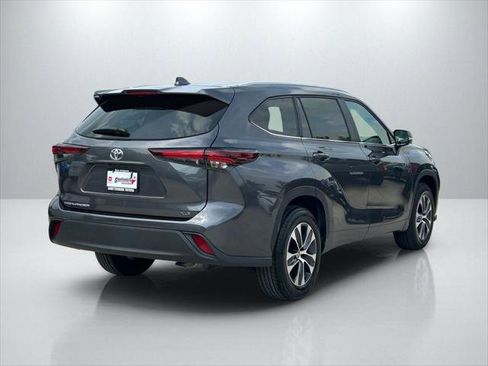 Certified 2025 Toyota Highlander XLE FWD image 5