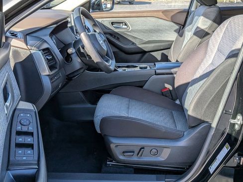 Used 2023 Nissan Rogue SV image 11