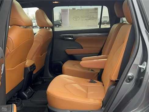Used 2025 Toyota Highlander Platinum image 11