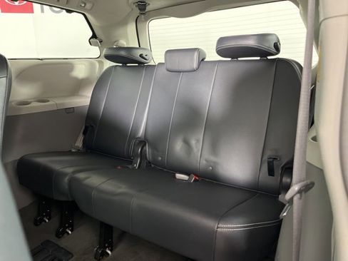 Used 2013 Toyota Sienna SE image 17