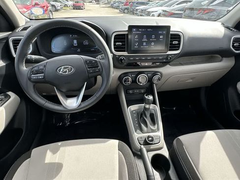 Used 2025 Hyundai Venue SEL FWD image 17
