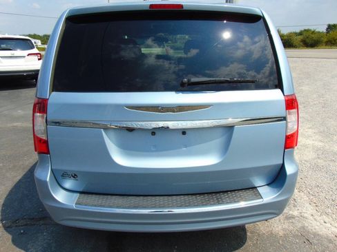 Used 2013 Chrysler Town & Country Touring FWD image 7
