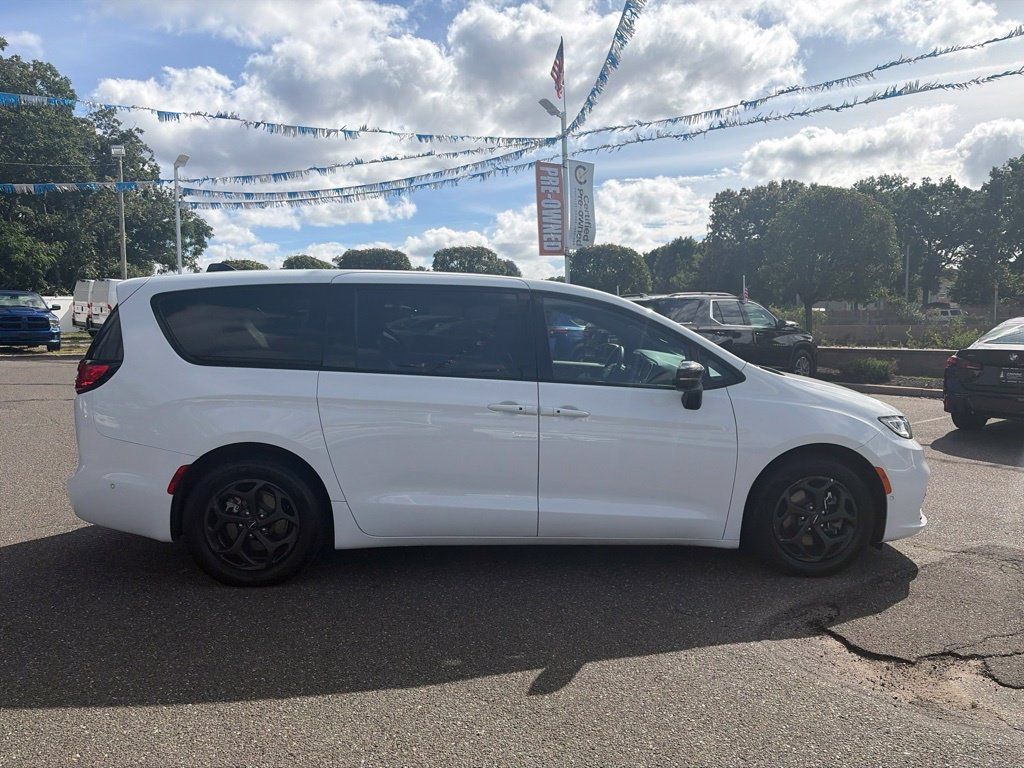 Used 2024 Chrysler Pacifica Limited FWD image 21