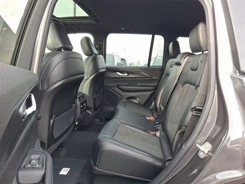 New 2025 Jeep Grand Cherokee Altitude image 5