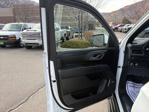 Used 2024 GMC Yukon XL SLT w/ SLT Luxury Package image 10