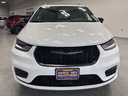 New 2026 Chrysler Pacifica Limited w/ S Appearance Package image 2