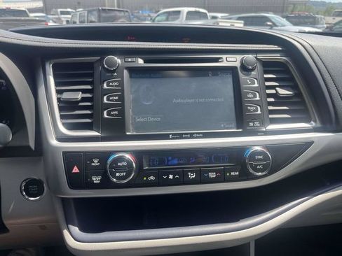Used 2018 Toyota Highlander XLE AWD/4WD image 30