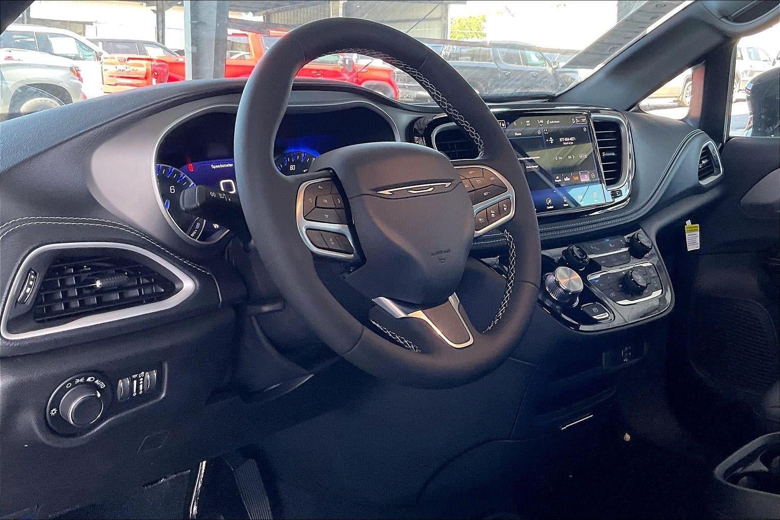 New 2027 Chrysler Pacifica Select FWD image 7