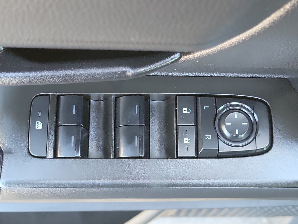 Used 2025 Toyota Tacoma SR5 AWD/4WD image 23
