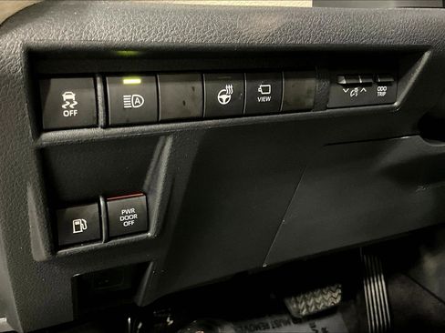 Used 2023 Toyota Sienna Platinum AWD/4WD image 39