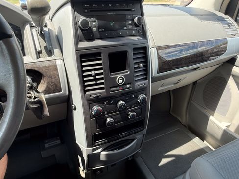 Used 2010 Dodge Grand Caravan SXT w/ Trailer Tow Group FWD image 17
