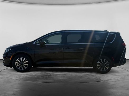 Used 2023 Chrysler Pacifica Touring-L FWD image 5