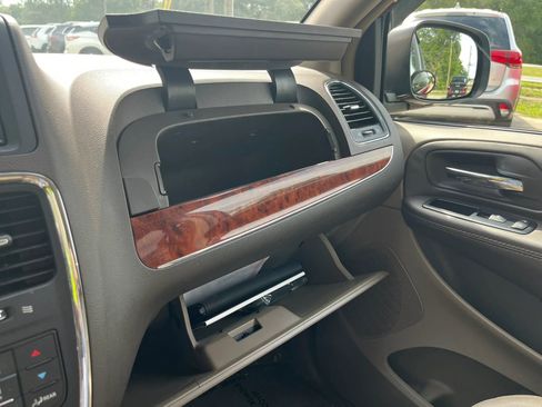 Used 2015 Chrysler Town & Country Touring-L w/ Driver Convenience Group FWD image 22