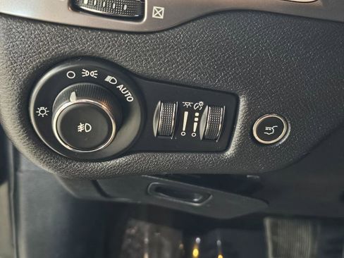 Used 2019 Jeep Cherokee Latitude Plus w/ Comfort/Convenience Group image 29