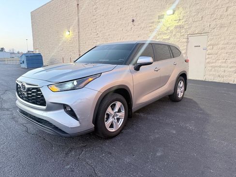 Used 2023 Toyota Highlander LE image 1