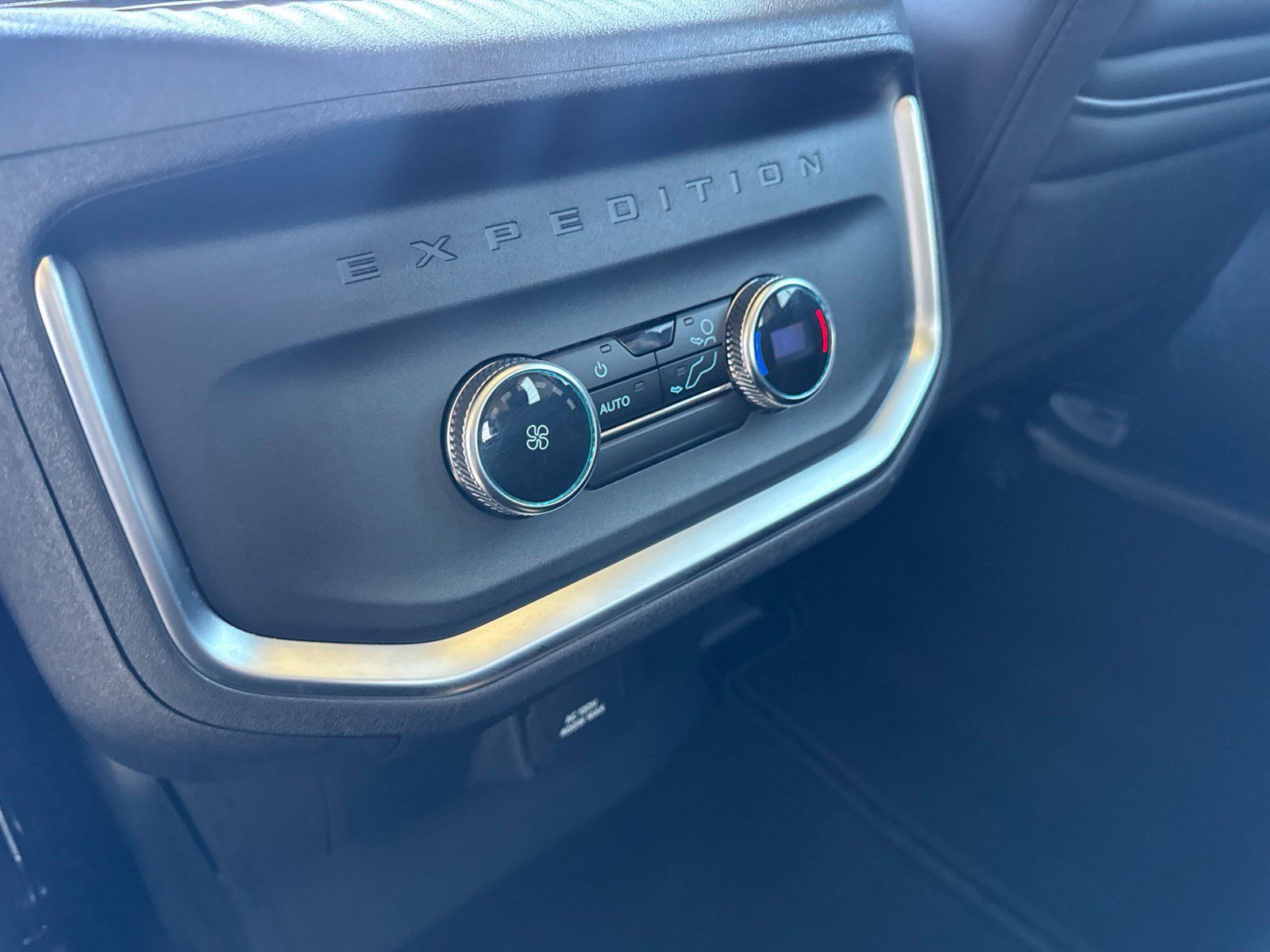 Certified 2025 Ford Expedition Active AWD/4WD image 40