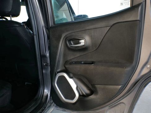 Used 2018 Jeep Renegade Latitude image 29