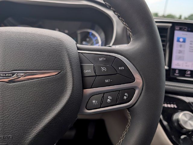 Used 2024 Chrysler Pacifica Limited FWD image 21