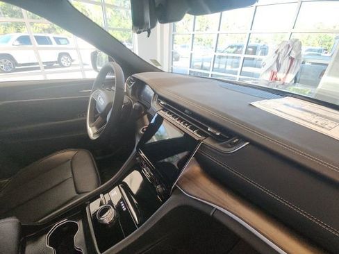 New 2025 Jeep Grand Cherokee L Limited w/ Luxury Tech Group II image 24