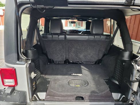 Used 2017 Jeep Wrangler Unlimited Sahara AWD/4WD image 15