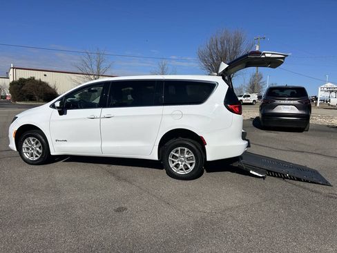 Used 2023 Chrysler Voyager LX FWD image 11