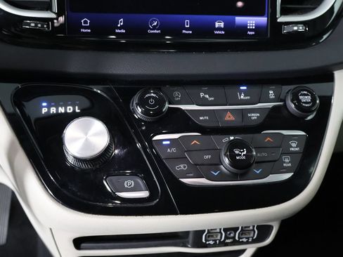 Used 2023 Chrysler Pacifica Touring-L FWD image 44