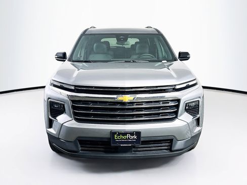 Used 2025 Chevrolet Traverse LT image 2