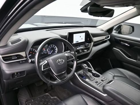 Used 2023 Toyota Highlander XLE AWD/4WD image 9