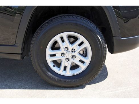 Used 2023 Jeep Grand Cherokee Laredo AWD/4WD image 31