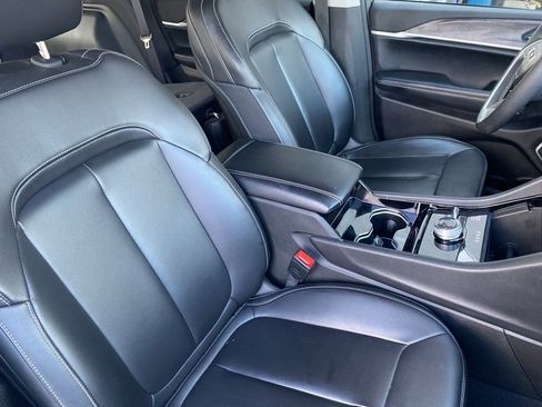 Used 2023 Jeep Grand Cherokee Limited w/ Black Appearance Package image 9