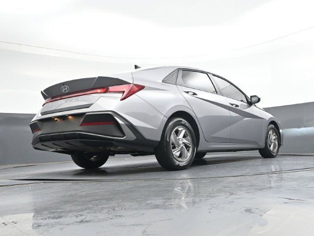Used 2025 Hyundai Elantra SE FWD image 33