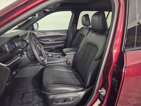 New 2026 Jeep Grand Cherokee L 2WD image 9