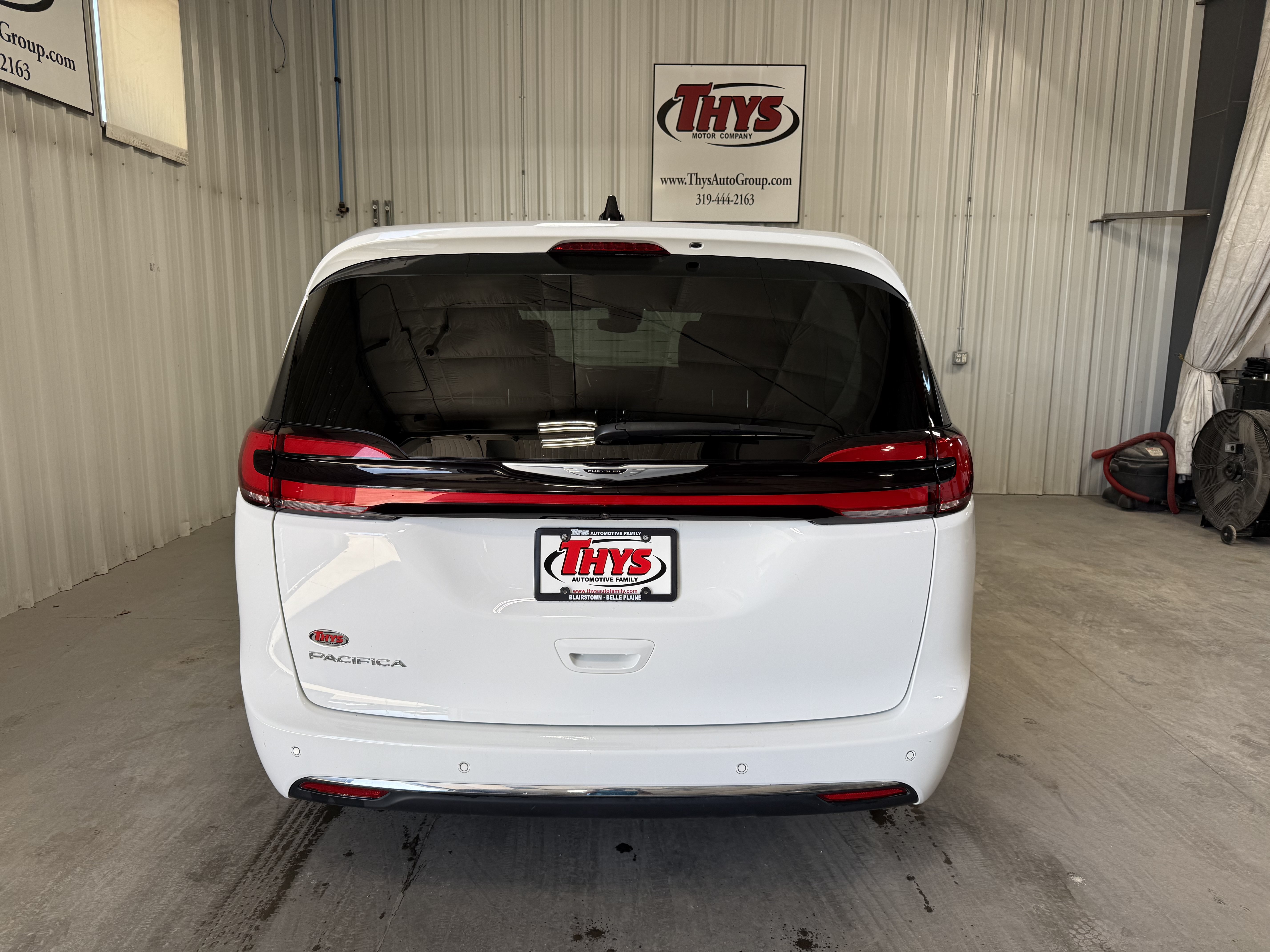 Used 2024 Chrysler Pacifica Touring-L FWD image 4
