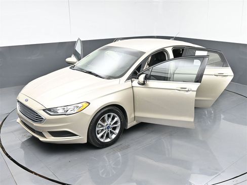 Used 2017 Ford Fusion SE w/ Fusion SE Technology Package FWD image 39