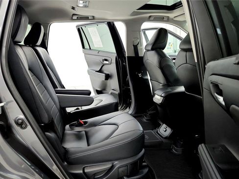 Used 2024 Toyota Highlander XLE image 16