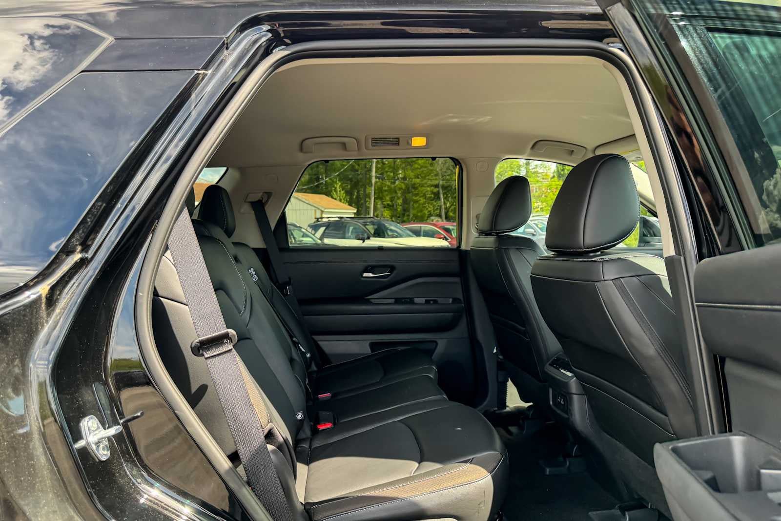 Certified 2024 Nissan Pathfinder SL w/ Black Appearance Package AWD/4WD image 11