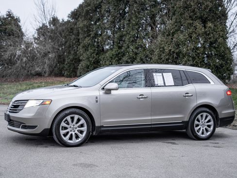 Used 2018 Lincoln MKT AWD image 8