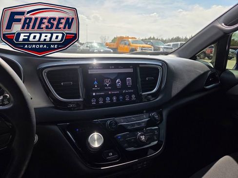 Used 2018 Chrysler Pacifica Touring Plus w/ S Appearance Package FWD image 19